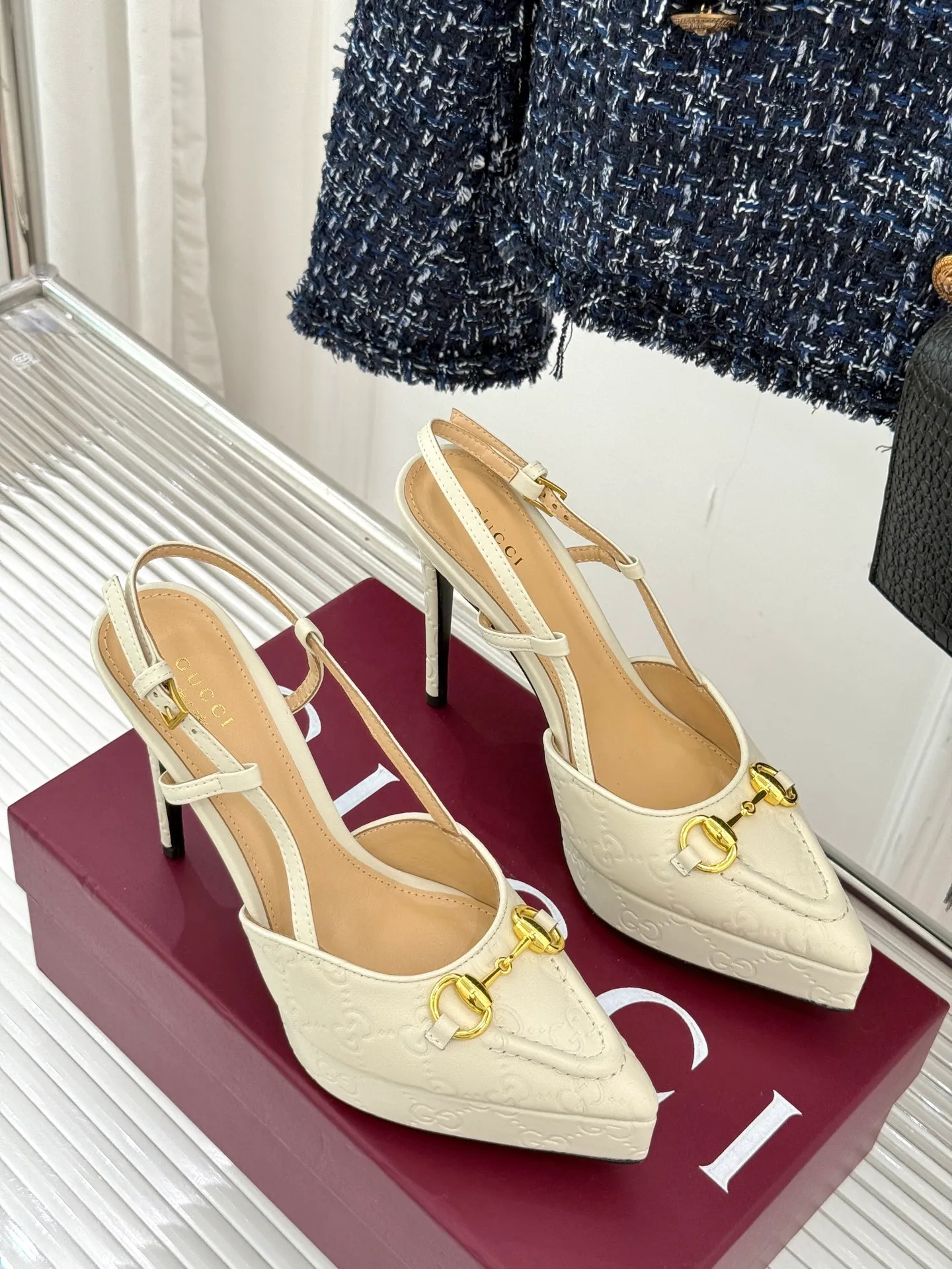 Factory direct sales p680🐘🐘Women's shoes Women's Gucci/Gucci classic horsebit pointed toe platform high-heeled sandals Perfectly integrate classic elements and fashion design. These sandals are decorated with the iconic horsebit. The metallic horsebit embellishes the upper, exuding a strong retro style and highlighting the brand heritage. The design of the waterproof platform and the high heel complement each other. The 9.5 cm high heel and the 2 cm waterproof platform can effectively reduce the pressure on the foot while elongating the leg line, making walking more stable. The adjustable ankle buckle design is not only easy to put on and take off, but can also be adjusted according to personal foot shape to ensure a comfortable fit. Whether paired with an elegant dress for formal occasions or paired with simple trousers to create a fashionable street style, these sandals can be easily worn, adding a touch of color to the overall look and showing the wearer's unique taste and fashion attitude. The fabric is made of original customized calfskin, the inner pads are all sheepskin, and the genuine leather outsole imported from Italy size: 35-39 (40/41/42 customized)